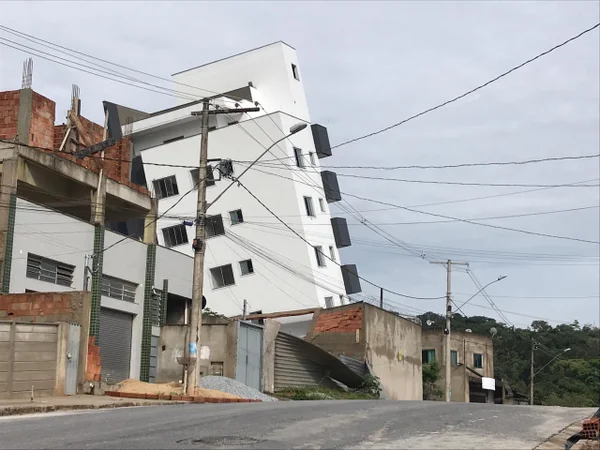 Prédio em construção tomba em Betim e famílias ficam desalojadas