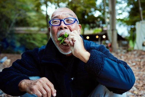 foto colorida de um idoso comendo - Metrópoles