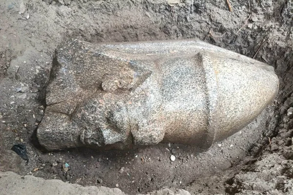 Imagem colorida de parte de estátua de Ramsés II - Metrópoles