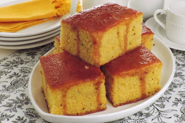 Bolo de Fubá com erva doce e calda de canela