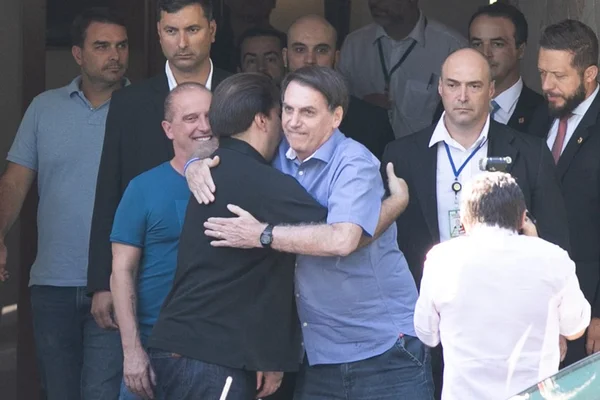 Após churrasco com Bolsonaro, Maia prevê votar Previdência em maio