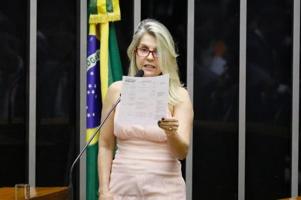 Deputada e médica bolsonarista recebe segunda dose da Coronavac