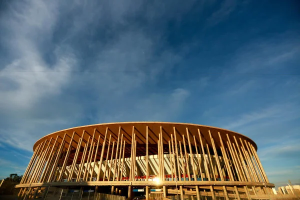 Estádio mane garrincha e céu azul