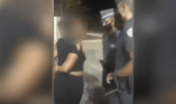 Vídeo: mulher cospe, agride e xinga PM ao ser abordada em litoral de SP