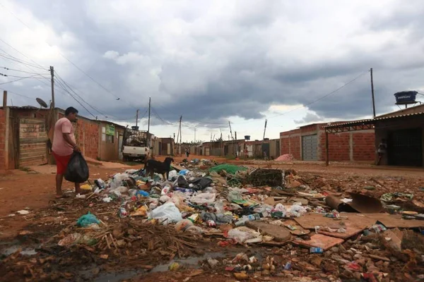 Lixo jogado nas ruas de Santa Luzia, na Estrutural - Metrópoles