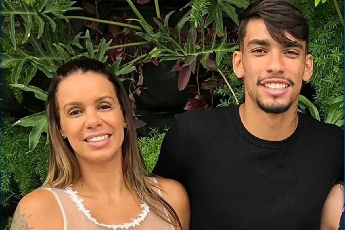 Cris Tollentino é uma das “selemães” mais conhecidas nas redes sociais. Após impulsionar a carreira de sucesso do filho, Lucas Paquetá, ela passou a atuar como mentora de pais de jovens atletas e acumula mais de meio milhão de seguidores Cris Tollentino é uma das “selemães” mais conhecidas nas redes sociais. Após impulsionar a carreira de sucesso do filho, Lucas Paquetá, ela passou a atuar como mentora de pais de jovens atletas e acumula mais de meio milhão de seguidores