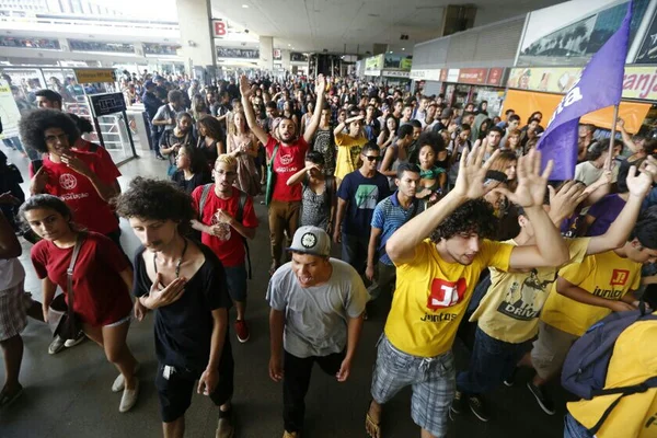 Rodoviária do Plano volta a ser palco de ato contra aumento da tarifas