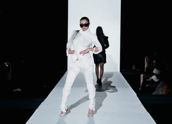 Charli XCX evoca universo da moda em curta-metragem sobre novo álbum - destaque galeria