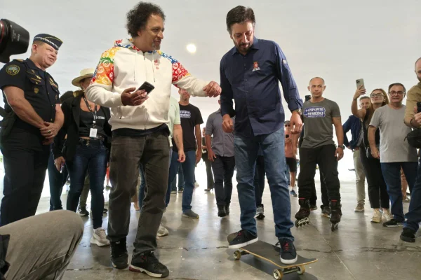 Imagem mostra prefeito de SP, Ricardo Nunes (MDB), andando de skate - Metrópoles