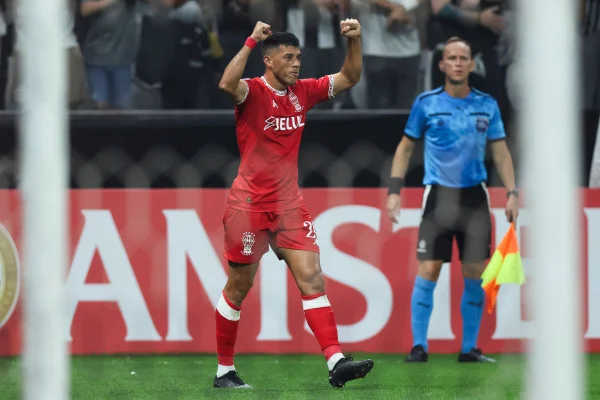 Imagem colorida de Huracán e Corinthians - metrópoles