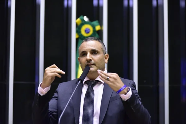 Reajuste de Tarcísio “piora rixa entre as polícias”, diz deputado delegado