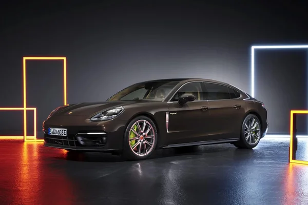 Bandidos roubam Porsche e R$ 50 mil durante ação criminosa em Cuiabá