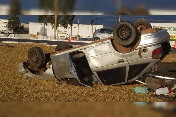Jovem de 24 anos morre e três ficam feridos em acidente de carro no DF
