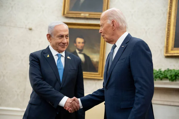 Imagem colorida mostra Benjamin Netanyahu e Joe Biden apertando as mãos - Metrópoles