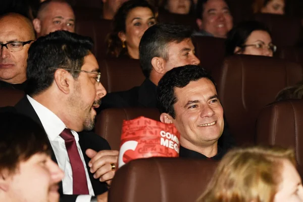 Moro e Bretas vão à pré-estreia de filme sobre a Operação Lava Jato