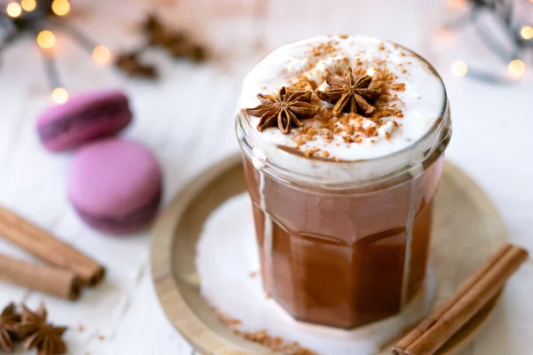 Chocolate quente com canela e noz-moscada