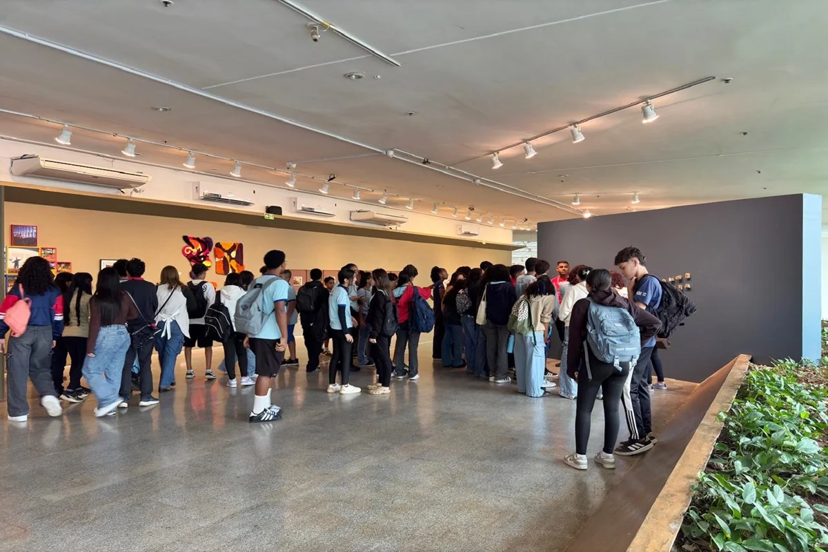 Estudantes fora, guiados por professores, monitores e mediadores Estudantes fora, guiados por professores, monitores e mediadores