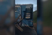 Jovem não percebeu o trânsito parar e foi arremessado para dentro da cabine de um banheiro químico após a colisão Jovem não percebeu o trânsito parar e foi arremessado para dentro da cabine de um banheiro químico após a colisão