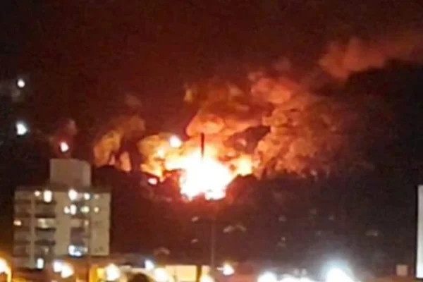 Foto colorida de nuvem que se formou após incêndio em casa de Florianópolis - Metrópoles