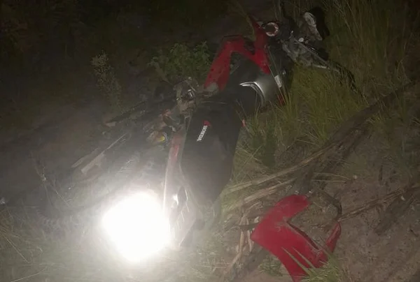 Moto ficou destruída após impacto com o veículo