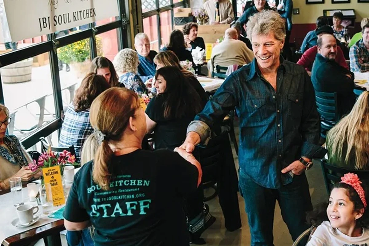 Jon Bon Jovi na sua organização que doa alimentos a moradores de rua Jon Bon Jovi na sua organização que doa alimentos a moradores de rua