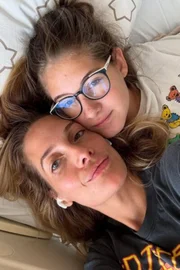 Schynaider Moura e a filha, Anne Marie, fazem pose para as redes sociais