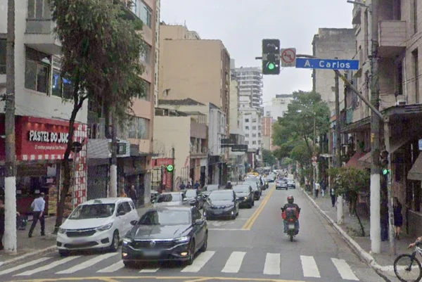 Imagem colorida de rua Antônio Carlos, na Consolação. Metrópoles