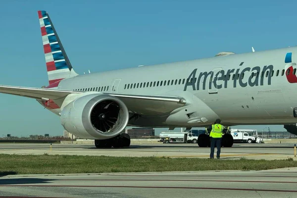 Imagem colorida de avião que sugou caminhão de bagagem - Metrópoles