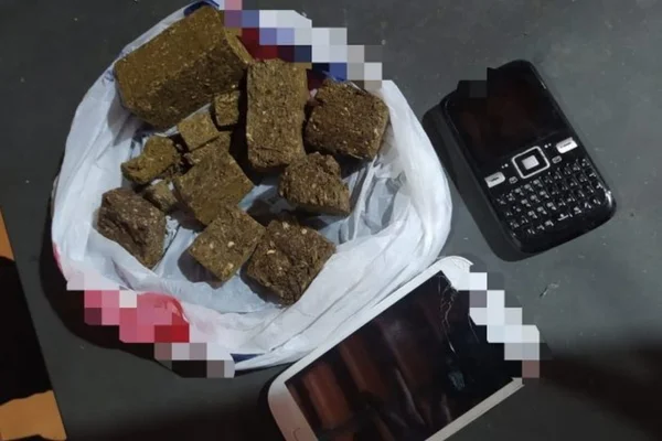 Maconha e celulares que foram arremessados por suspeito para dentro de presídio em Caldas Novas (GO)