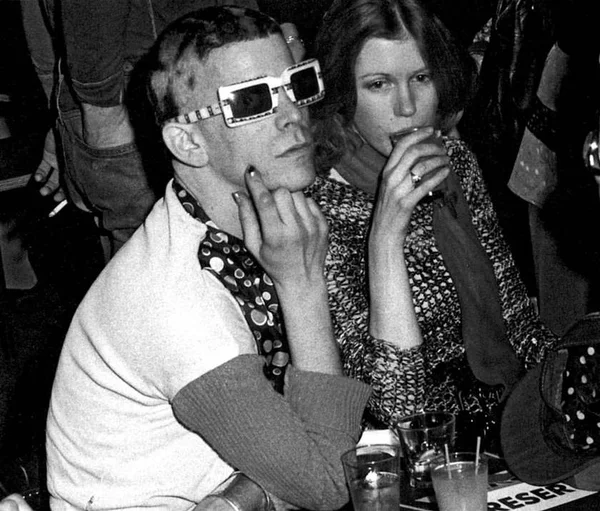 Biografia de Lou Reed fala de tratamento de choque e homossexualidade