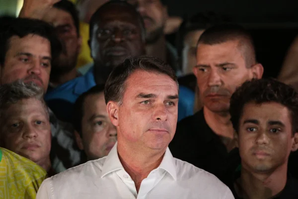 imagem colorida de flávio bolsonaro, durante pronunciamento após derrota nas eleições presidenciais