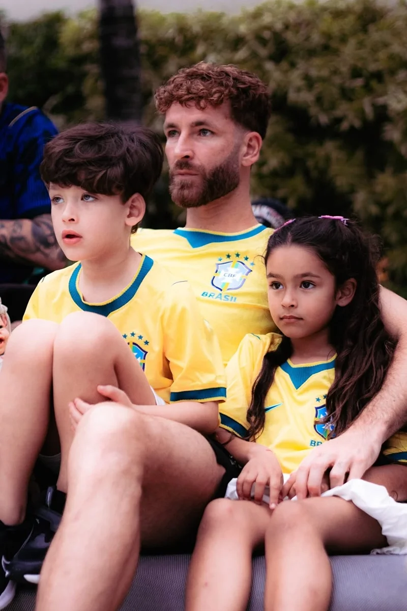 Ao lado dos dois filhos, o jogador assiste à convocação para representar o Brasil no campeonato Ao lado dos dois filhos, o jogador assiste à convocação para representar o Brasil no campeonato