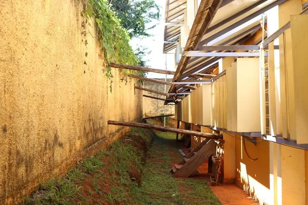 Muro de escola de Planaltina é escorado com estacas de madeira