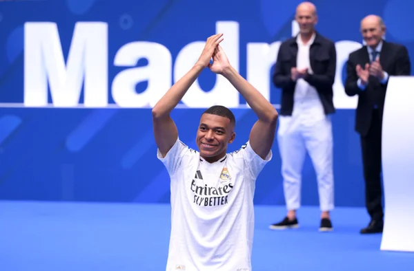 Imagem colorida da apresentação de Mbappé no Real Madrid - Metrópoles
