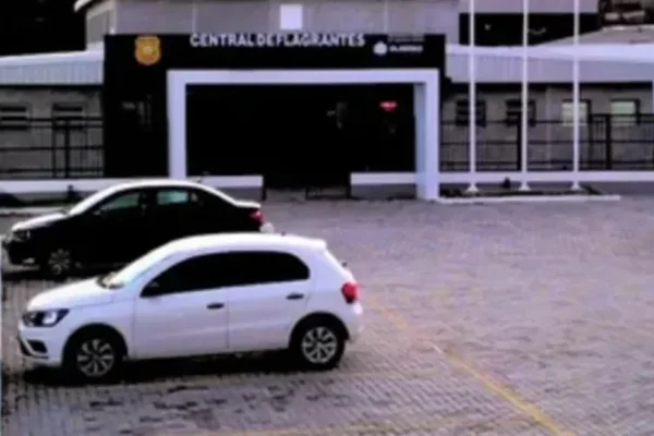 Imagem colorida da Central de flagrantes de Maceió - Metrópoles