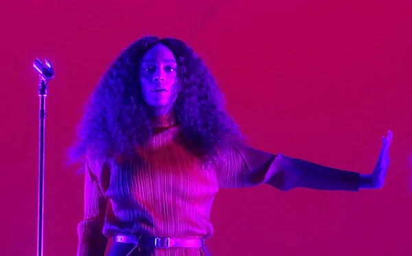 Crítica: Solange ameniza tom e valoriza seu estilo em When I Get Home