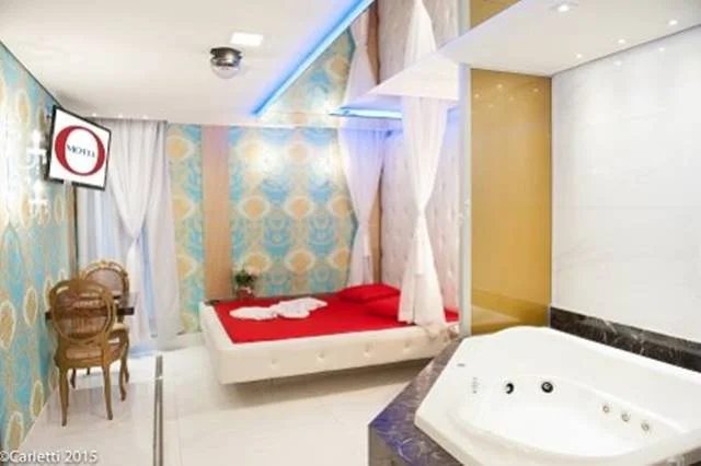 A suíte Inglesa, do O Motel, é indicada para quem gosta da realeza. Com detalhes e decorações douradas, é o quarto perfeito para quem quer dar um chá (risos). Para passar 4 horas, R$ 199,90 de segunda a quinta e R$ 219,90 de sexta a domingo A suíte Inglesa, do O Motel, é indicada para quem gosta da realeza. Com detalhes e decorações douradas, é o quarto perfeito para quem quer dar um chá (risos). Para passar 4 horas, R$ 199,90 de segunda a quinta e R$ 219,90 de sexta a domingo
