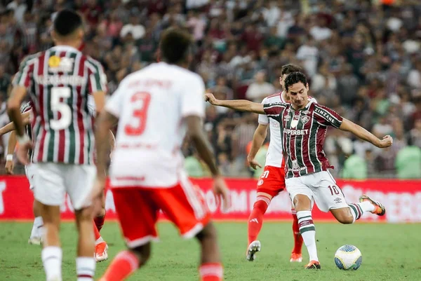 Flu empata com o Internacional; Corinthians arranca vitória no fim