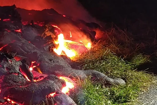Vídeo: lavas de vulcão chegam ao mar em ilha francesa