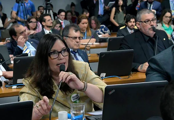 Bia Kicis provoca Joice em CPI: “Quando vai gritar Lula livre?”