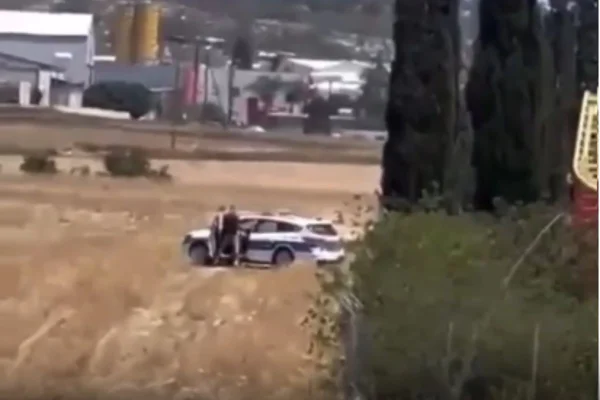 Foto colorida de policiais mantendo relações sexuais dentro de viatura - Metrópoles