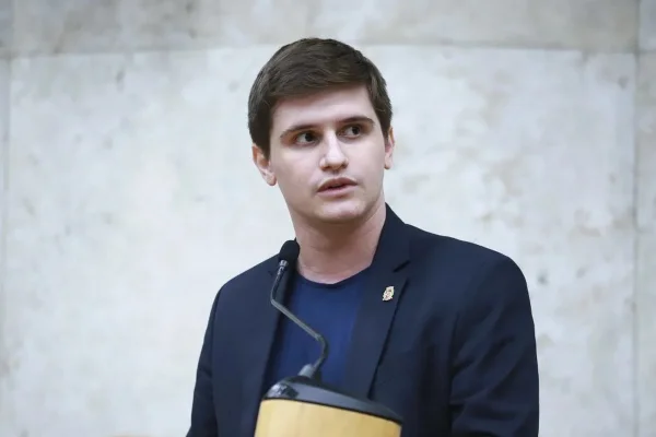 Lucas Pavanato, homem jovem, discursa