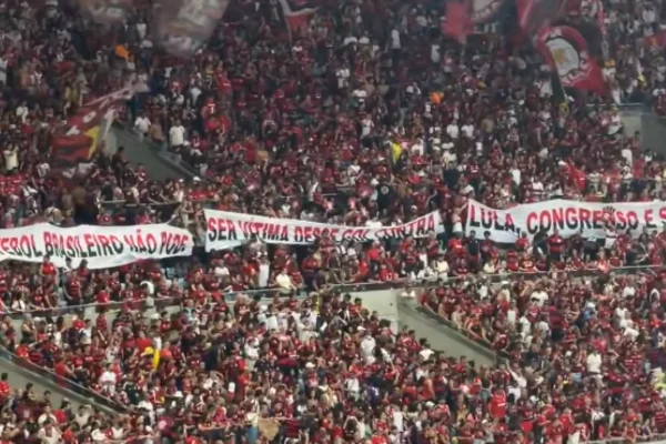 Imagem colorida mostra torcida do Flamengo em protesto contra Lula - Metrópoles
