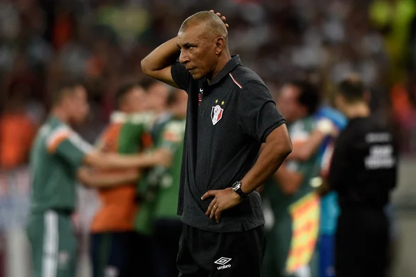Único técnico negro da Série B: “Dois leões e um urso por dia”