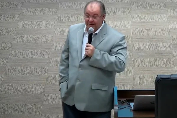 Crítico de servidores do TJGO, diretor tem filho comissionado no órgão