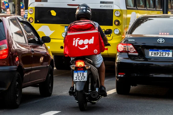 Foto colorida de entregador de ifood parado no sinal - Metreópoles - Trabalho nas ruas: como a rotina afeta saúde de entregadores