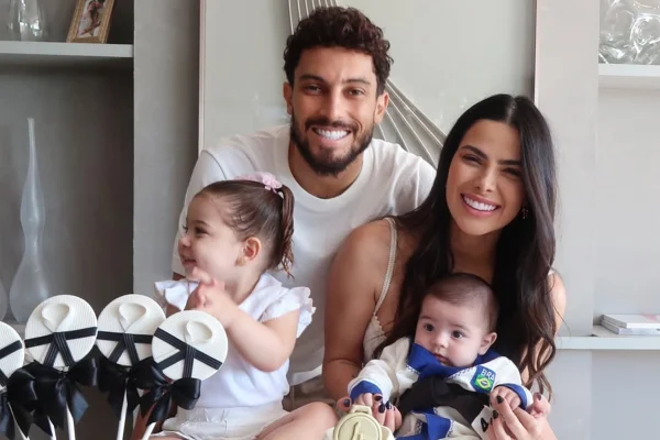 Foto colorida de Alex Telles, Vitória Schneider e os filhos - Metrópoles