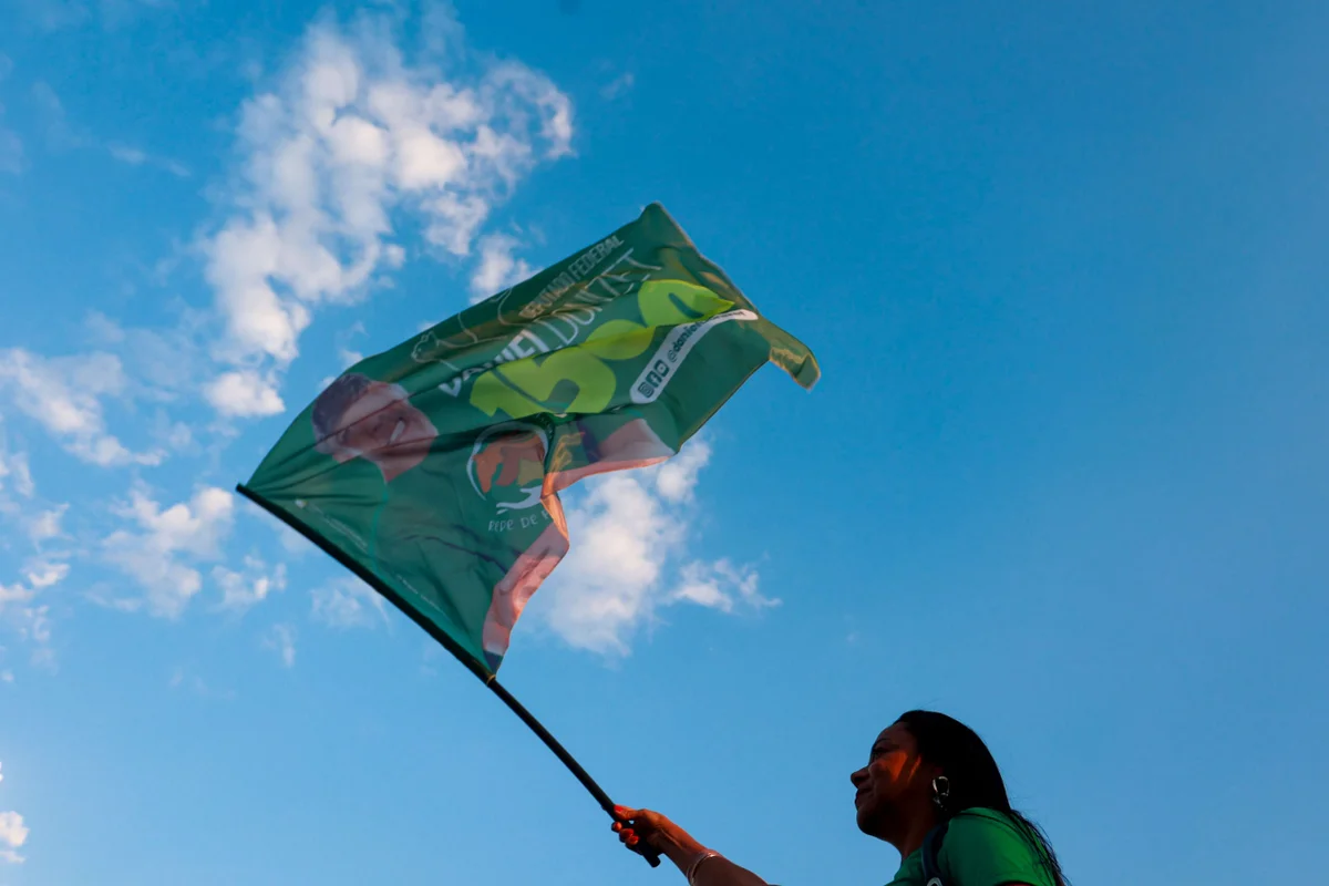 Profissão “bandeirinha”: centenas de pessoas fazem renda extra na eleição - imagem 6 Profissão “bandeirinha”: centenas de pessoas fazem renda extra na eleição - imagem 6
