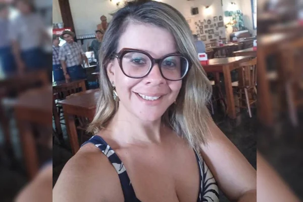 mulher de óculos sorrindo