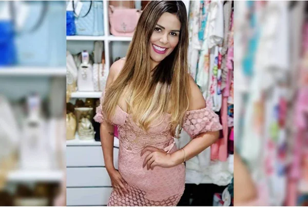 mulher de vestido sorrindo